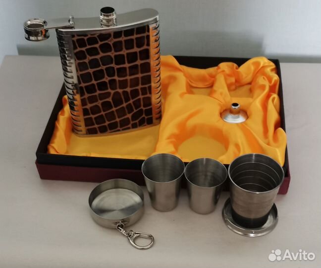 Набор фляжка с рюмками