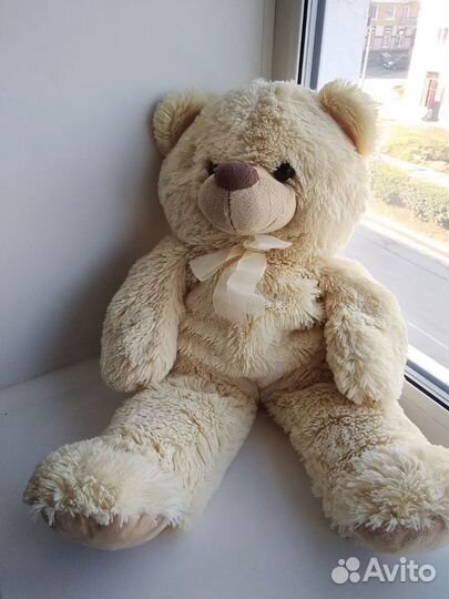 Большой плюшевый медведь