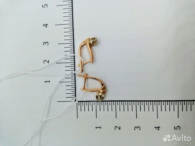 Золотые серьги с бриллиантом