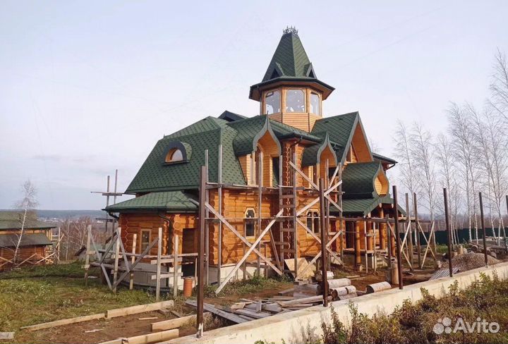 Сруб дома из бревна ручной рубки