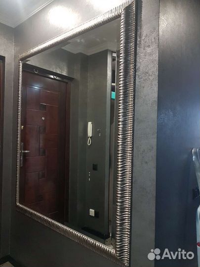 Зеркало в деревянной раме