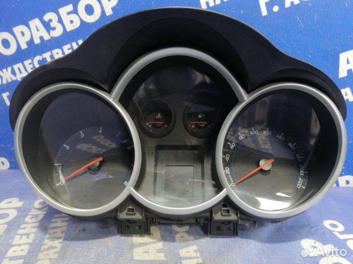 Панель приборов Chevrolet Cruze седан 2011