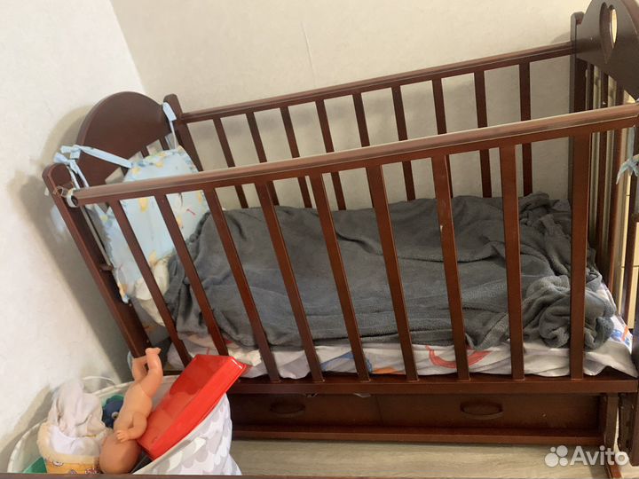 Детская кроватка с маятником и ящиком