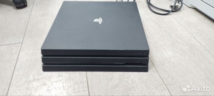 Sony Playstation 4 PRO + 2 геймпада + Док. станция