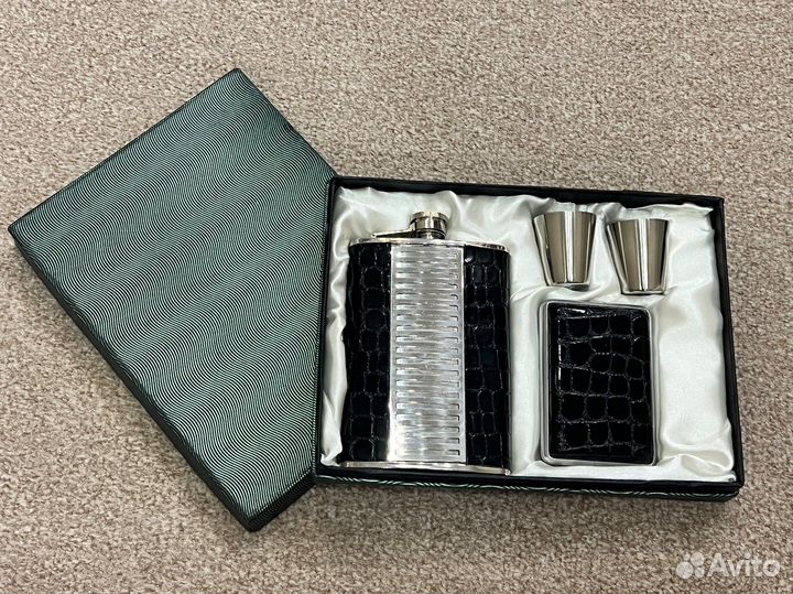 Подарочный набор:фляжка, рюмки,портсигар