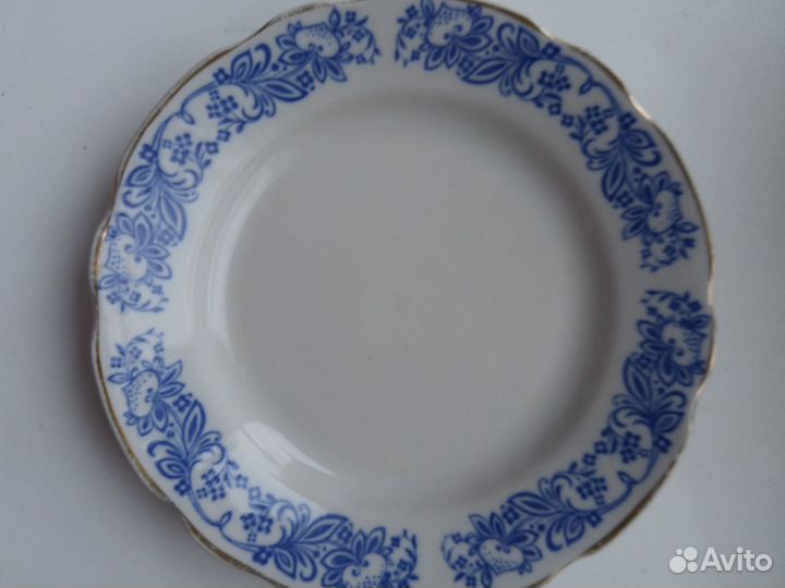 Тарелки и дерев. толкушка, ложки, блюдца, рюмки