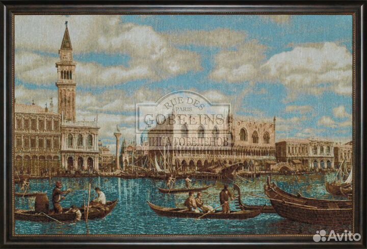 Гобелены в золотых рамах под стеклом