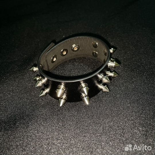 Браслет из эко - кожи с шипами напульсник черный