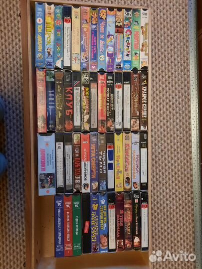Видеокассеты с фильмами, мультиками и тд