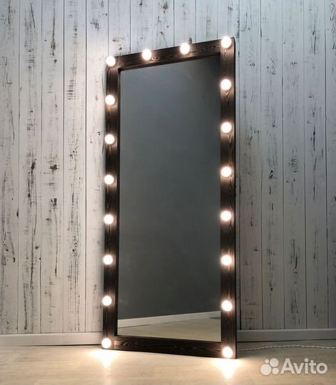 Гримерное зеркало с лампочками