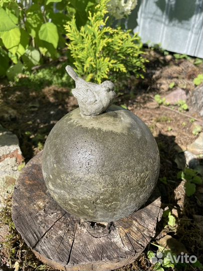 Птичка на шаре из бетона. Декор для сада