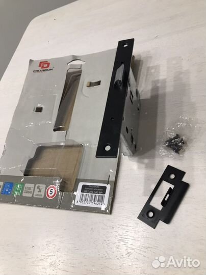 Защелка и задвижка дверная