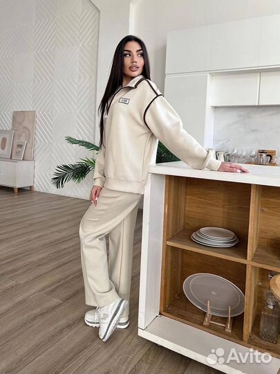 Стильный спортивный костюм женский
