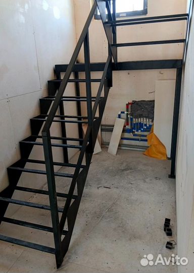 Металлокаркас для надежной лестницы на дачу