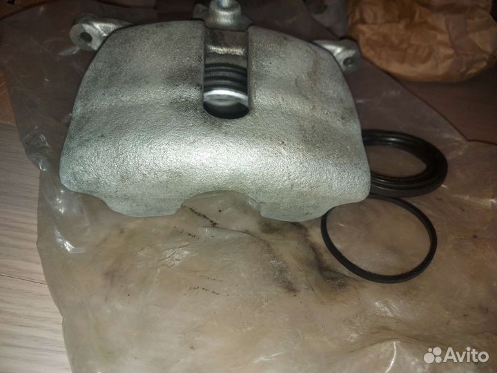 Левый передний суппорт Skoda Octavia a7