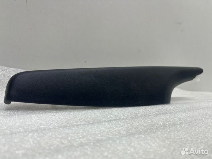 Подлокотник обшивки передний правый Toyota Camry