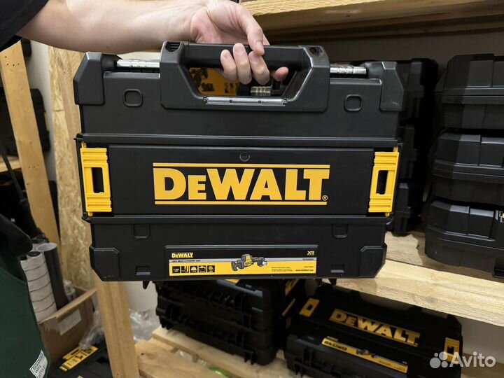 Сабельная пила Dewalt dcs369 в ящике