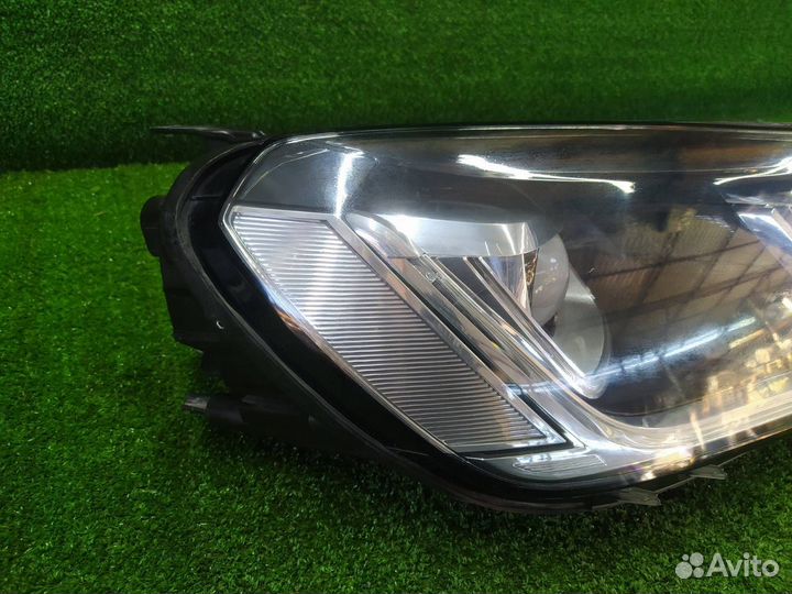 Фара передняя правая Volkswagen Touareg NF 2011