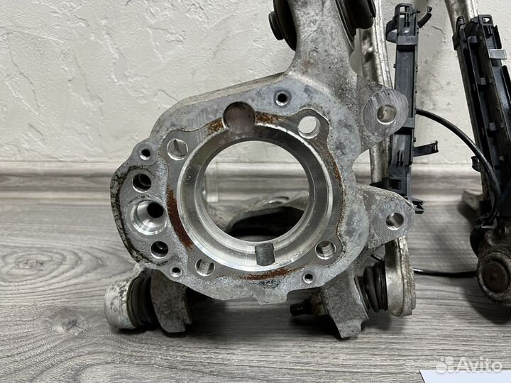 Кулак задний левый и правый BMW E70 E71 F15 F16