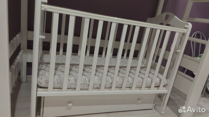 Детская кроватка с маятником и ящиком