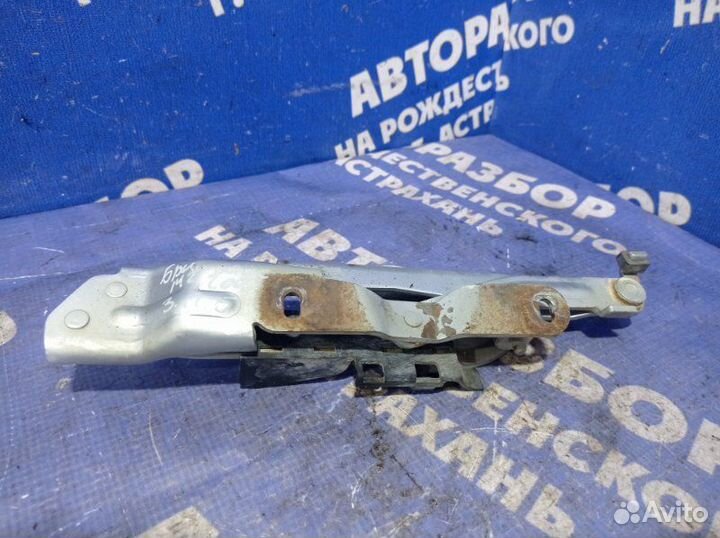 Петля крышки багажника Brilliance M2 седан 4G93