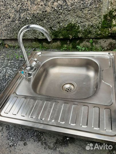 Мойка со смесителем и выводом в канализацию