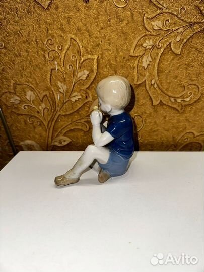 Фарфоровая статуэтка мальчик С утенком