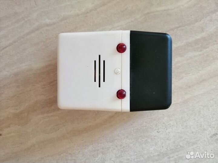 Зарядник для слухового апарата.для ботареек