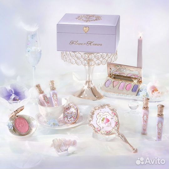 На руках Flower Knows 