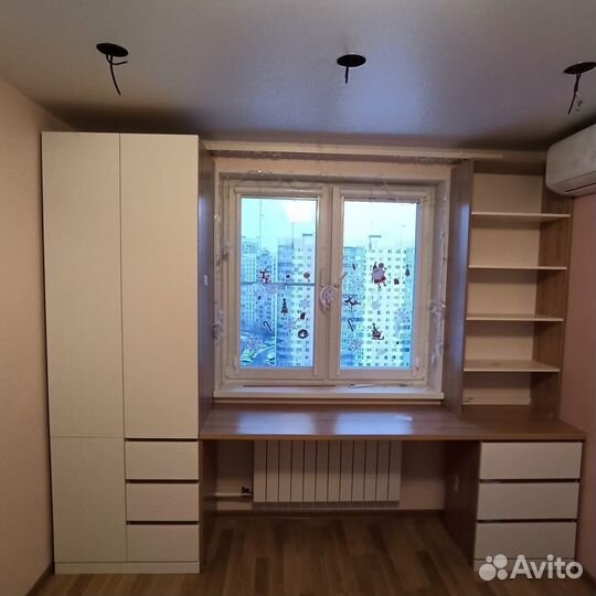 Рабочая зона с распашным шкафом