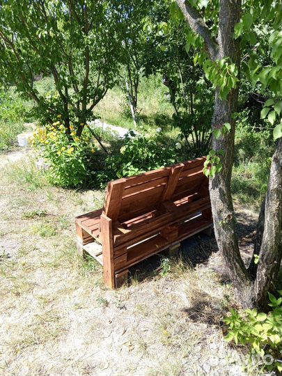 Лавочка из поддонов с подлокотниками