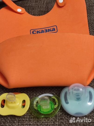 Детский слюнявчик, соски пустышки, ложка, вилка