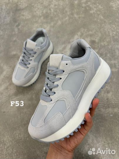 Кроссовки женские