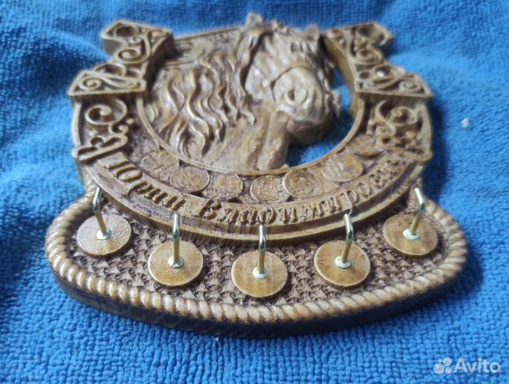 Ключница резная из дерева