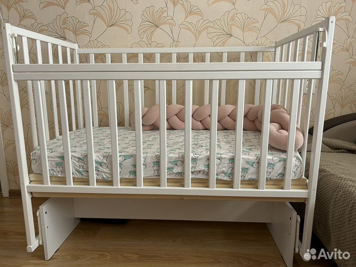 Детская кроватка с маятником