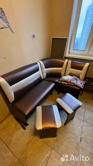 Отдам стол и мягкий уголок