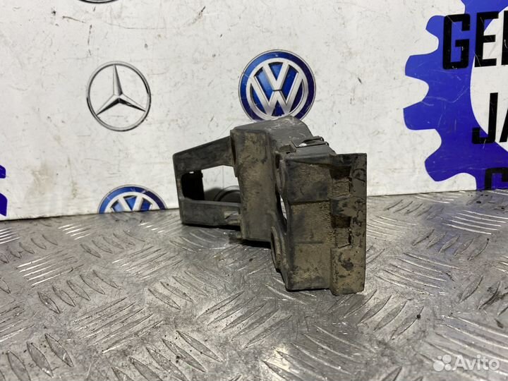 Кронштейн порога передний левый Audi A4 B6