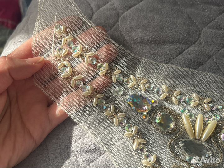 Декоративная вставка на сетке. Расшитая стразами