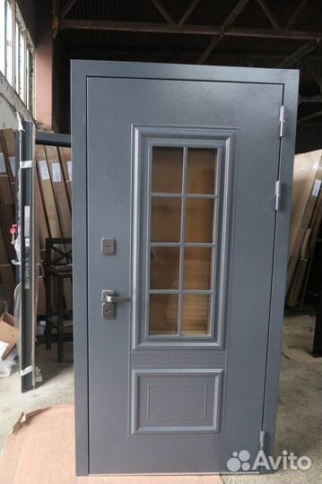 Двери для дома и дачи с ковкой и стеклопакетом