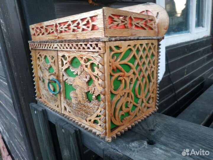 Маленький старинный сундучок