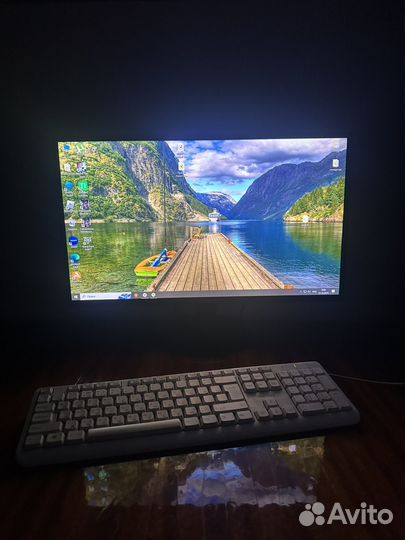 Игровой компьютер с монитором и клавиатурой