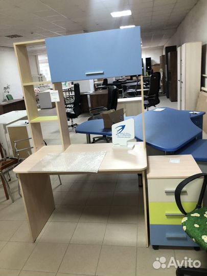 Письменные столы в ассортименте