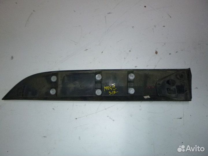 Накладка задней правой двери renault megane III 20