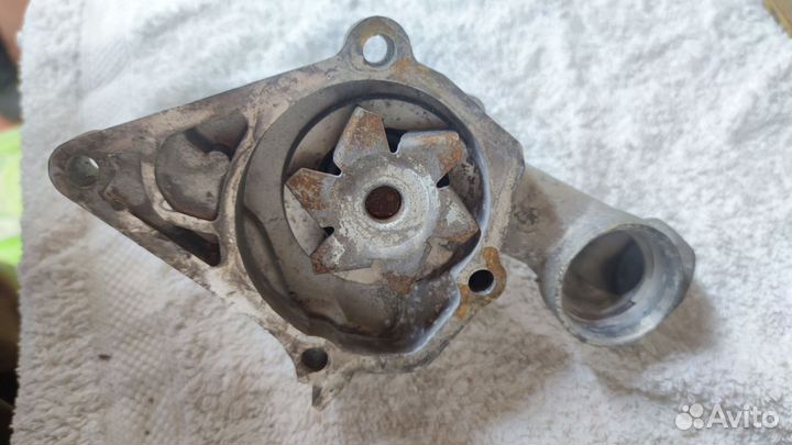 Помпа Водяной насос Iveco Hyundai Elantra Accent