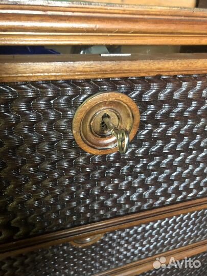 Комод 1865 года с медалями мастера