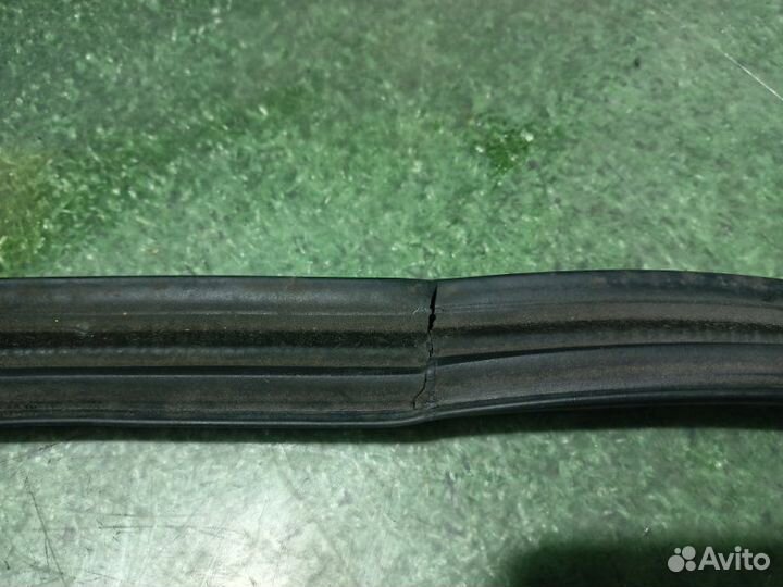 Уплотнительная резинка крышки багажника Subaru