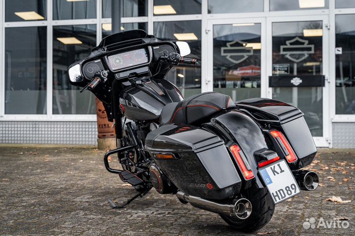 Harley-Davidson CVO Street Glide Raven Fade MY25