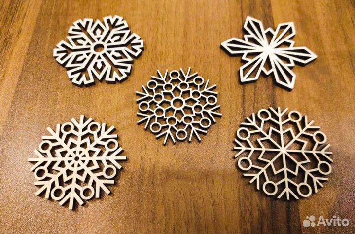 Новогодний шар, игрушки. Снежинка из дерева