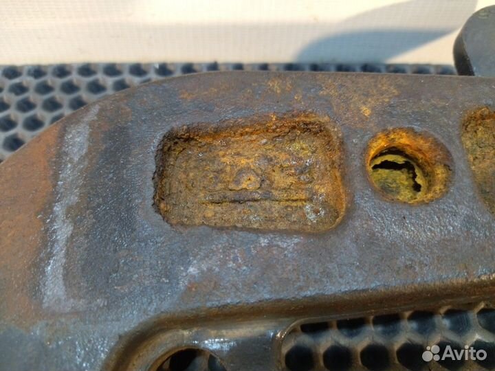 Кронштейн переднего амортизатора правый