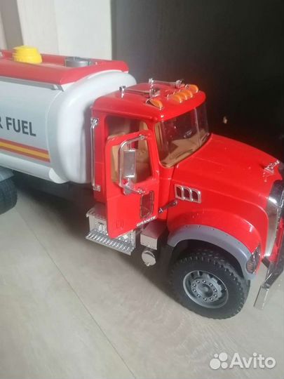 Бензовоз bruder